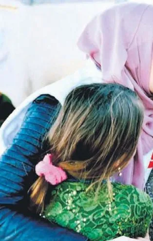 Gamze Özçelik'ten göçmenlere insanlık dışı muamelede bulunanlara tepki