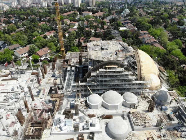buyukdere-caddesinde-yapimi-devam-eden-levent-cami-havadan-goruntulendi-1620373611792.jpg