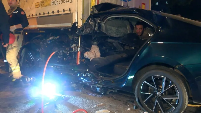 Görüntüler korkunç! İstanbul Pendik'te araç TIR'ın altına girdi! Sürücü içinde sıkıştı çıkamadı!-4