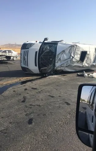 Batman'da tekstil işçilerini taşıyan minibüs ile otomobil çarpıştı: 17 yaralı