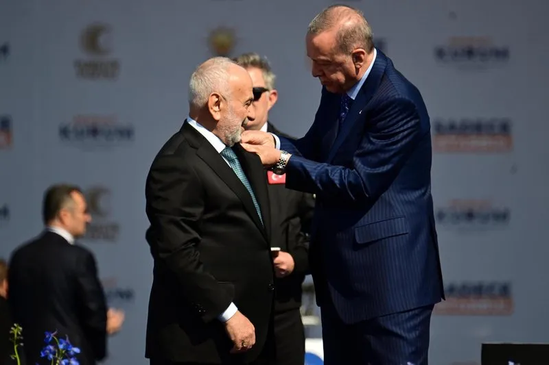 Yeniden Refah Partisi'nden istifa eden İstanbul Milletvekili Suat Pamukçu, AK Parti'ye katıldı. Pamukçu'nun rozetini Başkan Erdoğan mitinginde taktı.