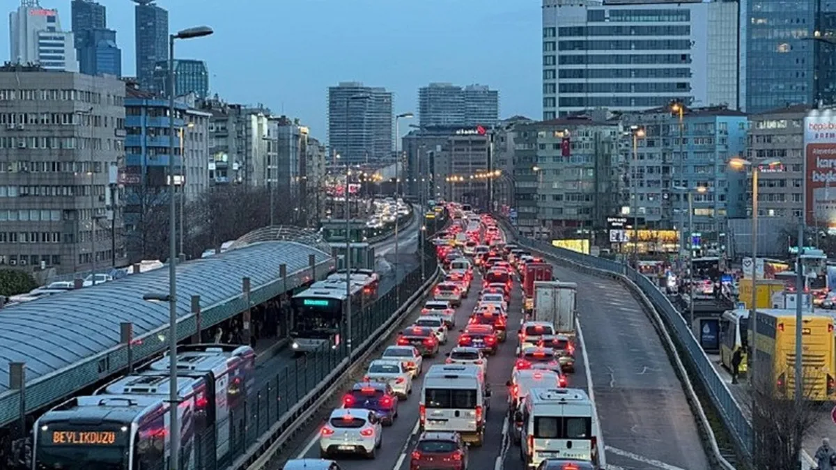 İstanbul yine kilitlendi! Trafik yoğunluğu yüzde 85'e dayandı