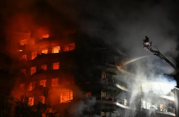 İzmir'in Narlıdere ilçesindeki Folkart sitesinde yangın! 8 saat sonunda kontrol altına alındı: Daireler küle döndü-6