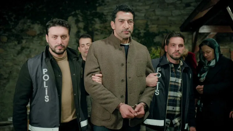 abi-11-bolumuyle-tum-kategorilerde-zirvede-yer-aldi-tahir-ogluna-iftira-atti-1774425466023.jpg A.B.İ. 11. bölümüyle tüm kategorilerde zirvede yer aldı: Tahir oğluna iftira attı!-6