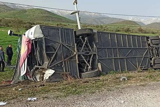 Yolcu otobüsü devrildi!