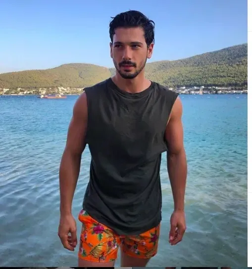 1699968731636.jpeg Deniz Can Aktaş'ın asıl mesleği oyunculuk değilmiş! Duyan kulaklarına inanamadı! Bambaşka bir bölümden mezun olmuş! Meğer...-4