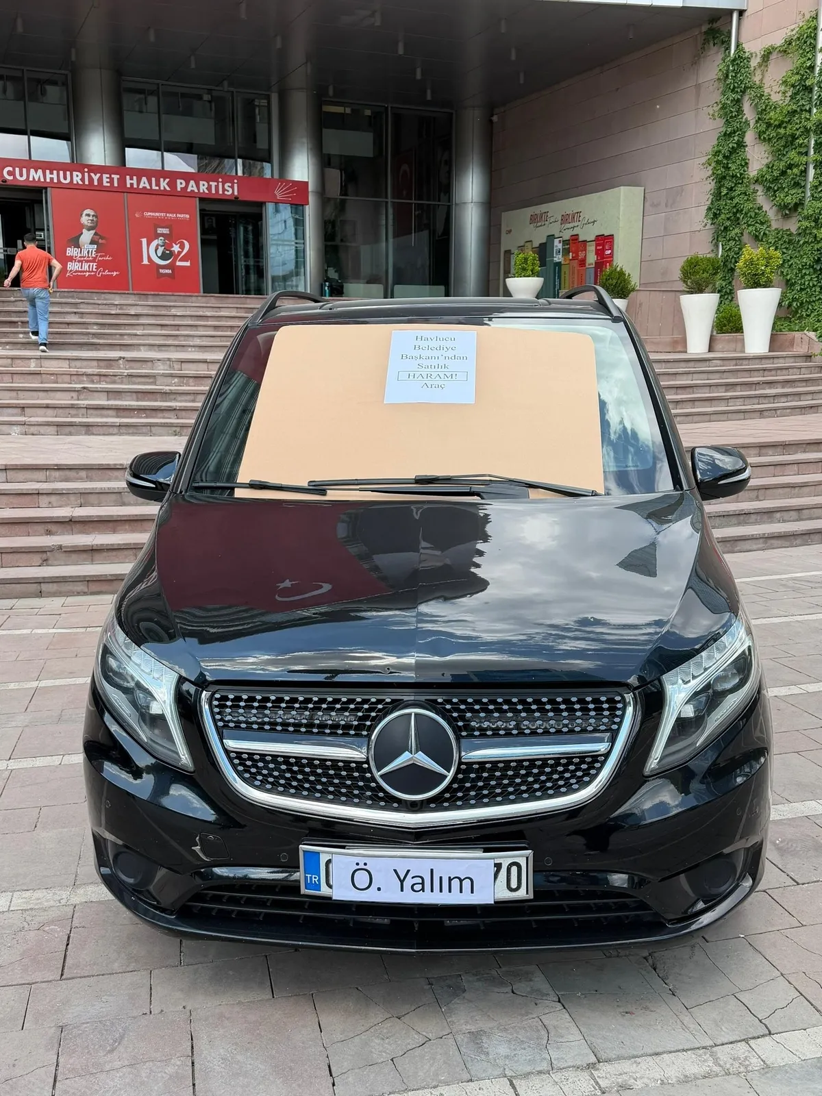 kilicdaroglu-ozgur-ozele-vip-daldi-aziz-ihsandan-girdi-ozkan-yalimdan-cikti-chp-genel-merkezinden-satilik-hara-1779891108019.jpeg Kılıçdaroğlu Özgür Özel'e "VIP" daldı! Aziz İhsan'dan girdi Özkan Yalım'dan çıktı: CHP Genel Merkezi'nden satılık "haram" araç-2