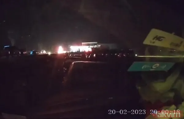 Hatay Defne'deki 6,4'lük deprem araç kamerasına böyle yansıdı! Gökyüzündeki parlama dikkat çekti - 4