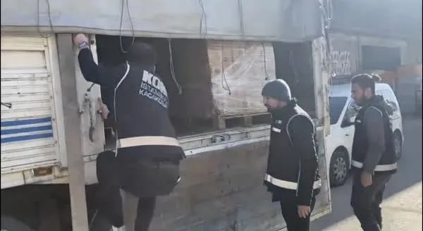 Ümraniye'de TIR'da 2 bin 640 şişe sahte içki yakalandı-1