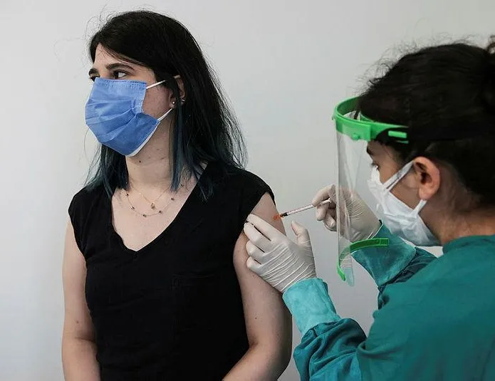 Yaş sınırı olmaksızın aşılanıyorlar!