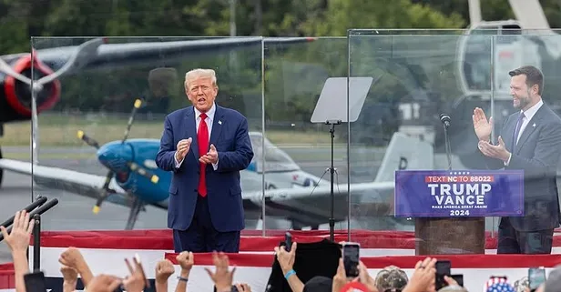 Trump suikast girişiminden sonra ilk mitinginde: Bu kez kurşun geçirmez camın arkasından konuştu! Obama’nın cinsel şakasına cevap