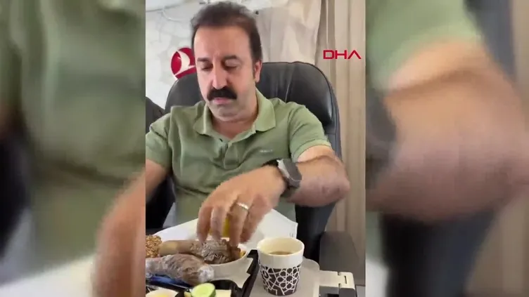 Şırdancı Mehmet'ten uçakta tepki toplayan hareket! Göğsünden şırdan çıkaratp yedi
