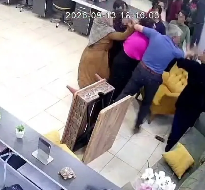 kahramanmarasta-sac-kesimi-kavgasi-kadin-kuaforunu-bastilar-1789738230001.jpeg Kahramanmaraş'ta kadın kuaförü savaş alanına döndü! Kesimi beğenmedi akrabalarıyla dükkanı bastı-4
