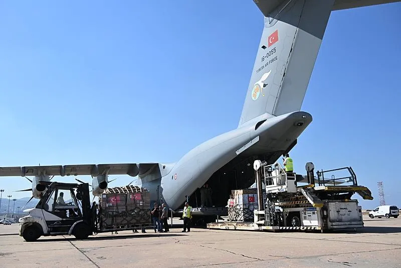 Türkiye'den Lübnan'a insani yardım taşıyan uçak, başkent Beyrut'taki Uluslararası Refik Hariri Havalimanı'na 25 Eylül'de ulaştı. (AA)