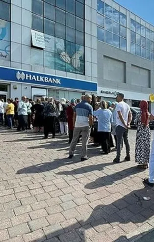 Sosyal konut projesine vatandaşlardan başvuru patlaması! Bankalara akın ettiler saatlerce sıra beklediler... Mutluluk kuyruğu