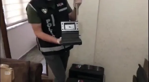 Banka hesaplarını dublör kullanarak 1 milyon 500 bin lira boşaltan şebekeye operasyon!-5