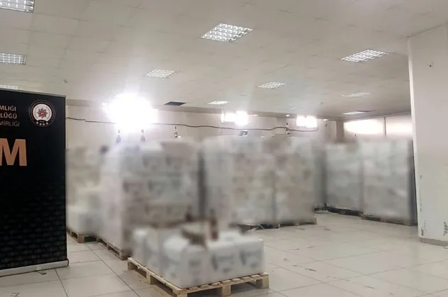 Kuşadası'nda 20 bin 599 şişe sahte içki ele geçirildi