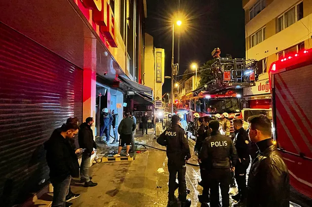 Bayrampaşa'da petshop yandı! Çok sayıda hayvan telef oldu
