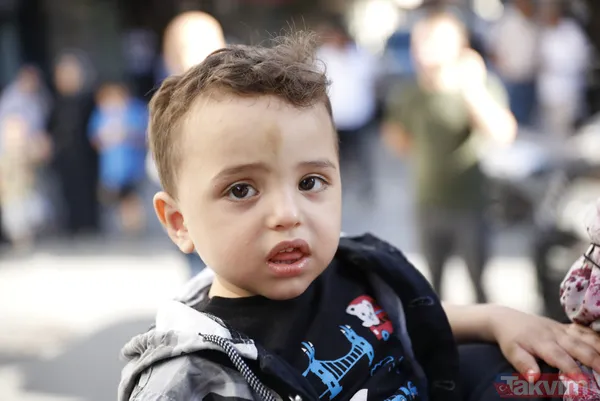 Mucize kurtuluş kamerada! Zeytinburnu'nda 3. kattan düşen 2 yaşındaki çocuğu çevre esnafı hava takaladı - 1