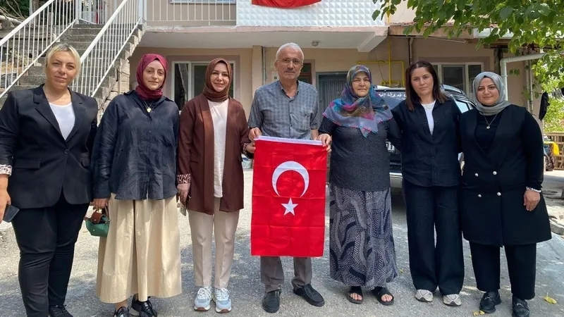 baskan-erdogandan-sehit-nurettin-tokyurekin-ailesine-mektup-sehitlerimizin-ruhlarini-ve-gazilerimizi-incitecek-1755863283890.jpeg Başkan Erdoğan'dan şehit Nurettin Tokyürek’in ailesine mektup: Şehitlerimizin ruhlarını ve gazilerimizi incitecek adım atmadık atmayız-3