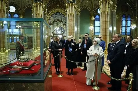 emine-erdogan-macaristan-parlamento-binasi-ile-turk-macar-kultur-yilina-ozel-sergiyi-gezdi-1702923883325.jpeg Emine Erdoğan Macaristan Parlamento Binası ile Türk-Macar Kültür Yılı'na özel sergiyi gezdi-5