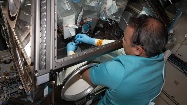 Türkiyenin ilk astronotu Alper Gezeravcı uzayda çalışmalarına devam ediyor! Önce deney sonra Türk bayraklı paylaşım