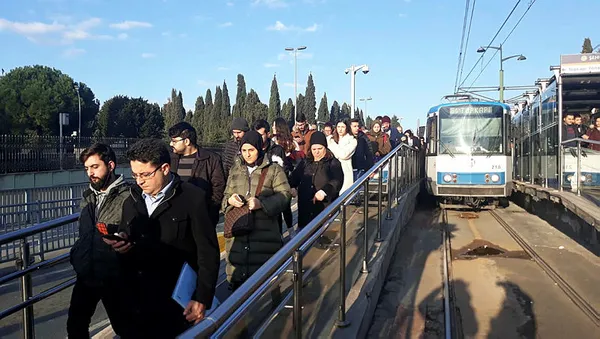 istanbullularin-ulasim-kabusu-bitmiyor-once-tramvay-ardindan-metrobus-seferleri-aksadi-1581578854037.jpg