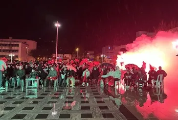 Yağmur dinmedi destek bitmedi: Dört bir yanda milli maç coşkusu kent meydanlarında yaşandı