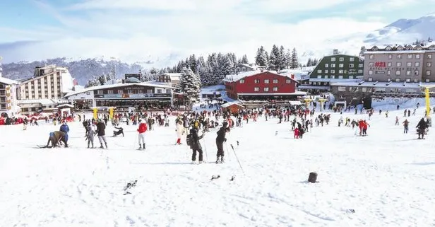Yarı yıl tatilinde kış turizm merkezlerine ziyaretçi akını! Pistler kayak tutkunlarıyla doldu taştı