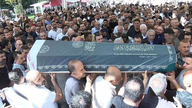 Semih Çelik tarafından öldürülen İkbal Uzuner son yolculuğuna uğurlandı. Cenaze sırasında İkbal'in yakınlarının ayakta durmakta güçlük çektiği görüldü. (DHA)