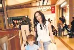 Nazife Aksoy oğluyla alışverişte görüntülendi!