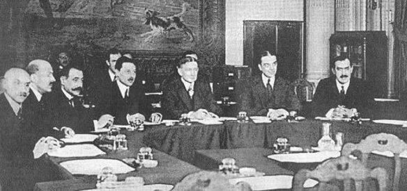 Almanya, savaş tazminatının ödenmesine ilişkin, müttefiklerce hazırlanan Dawes Planı'nı onayladı.