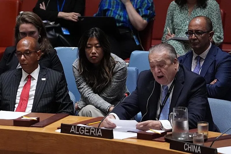 Cezayir'in BM Daimi Temsilcisi Amar Bendjama (Sağda)