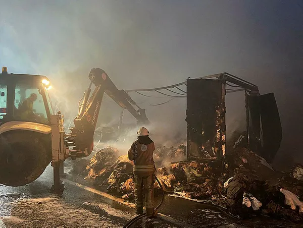 Son dakika: Sarıyer'de seyir halindeki tır alev aldı!-3