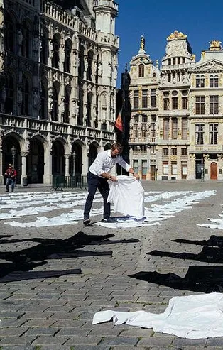Avrupa'nın merkezi Brüksel'de önlük mezarlığından Kovid-19 protestosu