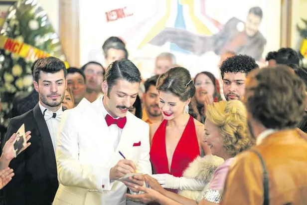 burak-ozcivit-ve-hamile-esi-fahriye-evcen-ogullari-karan-ile-birlikte-bir-avmnin-eglence-merkezinde-vakit-geci-1670192973466.jpeg Burak Özçivit ve hamile eşi Fahriye Evcen, oğulları Karan ile birlikte bir AVM'nin eğlence merkezinde vakit geçirdi | Saklambaç haberleri-7