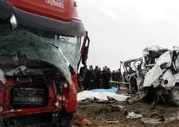 Tırla minibüs çarpıştı: 12 ölü