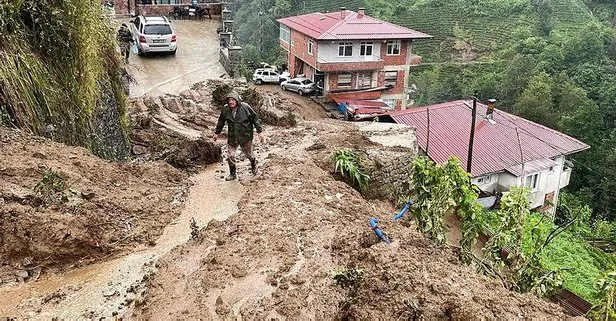Rize’de şiddetli yağış sonrası yol çöktü! 8 ev boşaltıldı