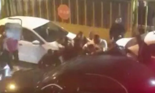 istanbul-karagumrukte-yol-verme-kavgasina-mahalleli-de-girdi-luks-arac-sahibine-olduresiye-dayak-1634978299514.jpg İstanbul Karagümrük'te yol verme kavgasına mahalleli de girdi! Lüks araç sahibine öldüresiye dayak-5