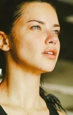 Adriana Lima boks yaparken çektiği fotoğrafları Instagram hesabından paylaştı