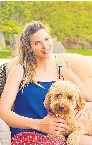 Larissa Gacemer köpeğiyle poz verdi