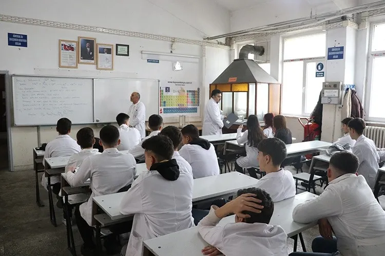 laiklik-mufredattan-cikarildi-iddialarinin-asilsiz-oldugu-bir-kez-daha-kanitlandi-1772052617482.jpeg Laiklik müfredattan çıkarıldı iddialarının asılsız olduğu ortaya çıktı-9