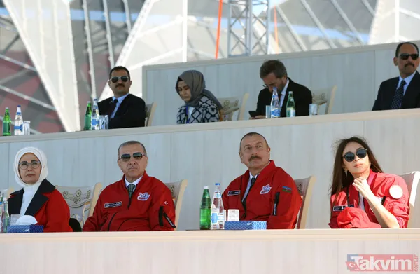 Türk Yıldızları ve SOLOTÜRK Bakü'de gökyüzüne ay-yıldız çizdi! Başkan Erdoğan ve Aliyev pilotları selamladı - 13