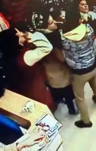 Kadınların uçan tekmeli kavgası kamerada
