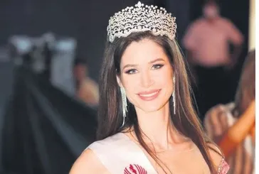 Hırsız var! Belaruslu top model Polli Cannabis bavulundaki pırlantalı göremeyince dedektifliğe soyundu