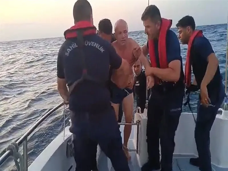 yalova-aciklarinda-can-pazari-sup-board-ile-suruklenen-baba-kiz-kurtarildi-1787123259229.jpeg Yalova açıklarında can pazarı! Baba-kızın en zor 5 saati: İmralı'ya kadar sürüklendiler-4