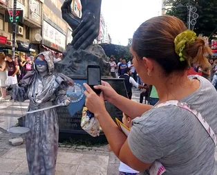 Kaos yürüyüşüne bayatlamış numaralarla destek