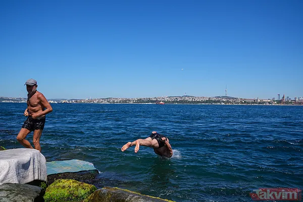 İstanbul’da sıcak havadan bunalanlar denize girerek serinledi - 4