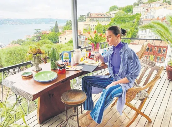 deniz-derya-ovgu-1591047475020.jpg Ece Sükan'ın Bebek'teki evi dünyaca ünlü seyahat sitesi Ahotellife'ye konu oldu-2