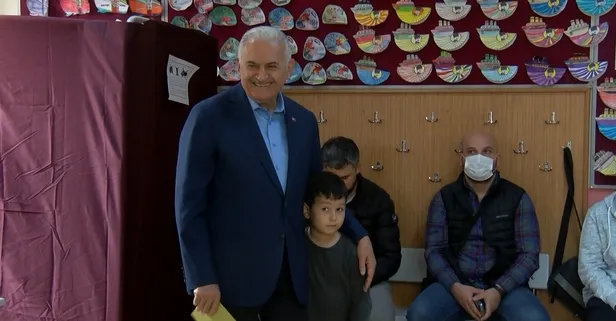 Binali Yıldırım'dan kabinden geç çıkan eşine "karar veremedin mi" esprisi